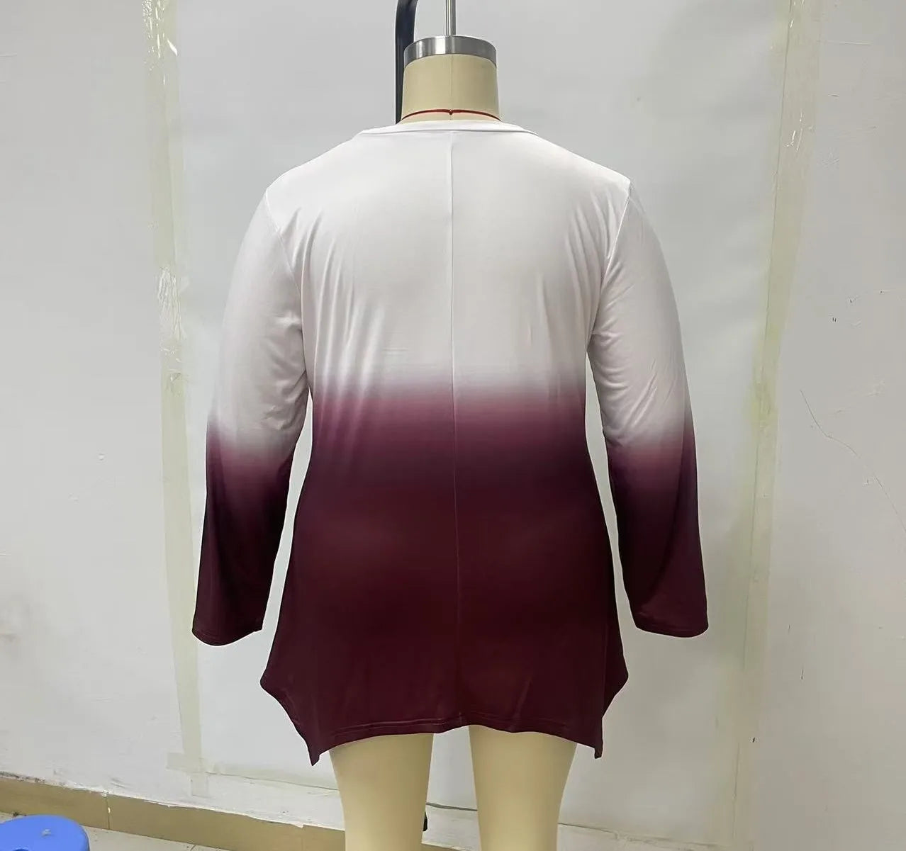 Plus size gradient printed T-shirt for women casual round neck long sleeve top for spring and autumn wear.